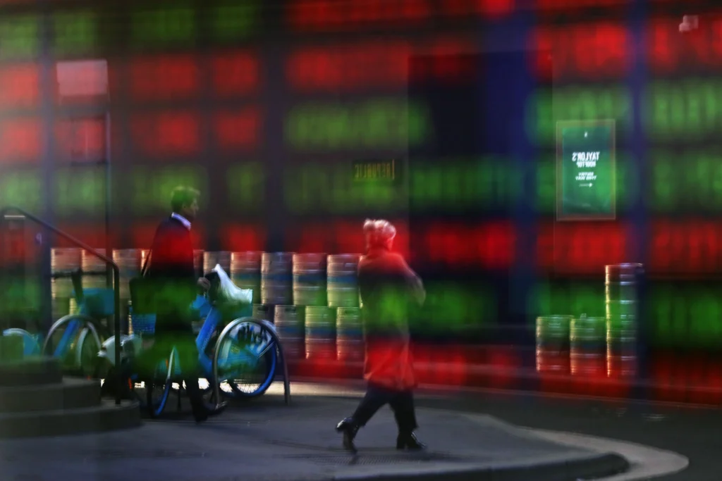 Asian Stocks Rebound As Rate-Cut Bets Outweigh Trade Angst