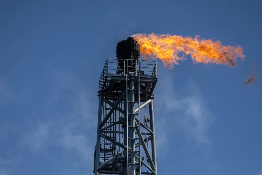 Oil Prices Steady Amidst Softening Market Metrics and Global Surplus Concerns