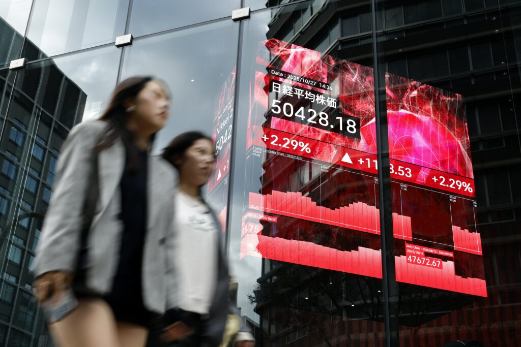 Asian Stocks Advance as US Economy Grows at Fastest Pace in Two Years