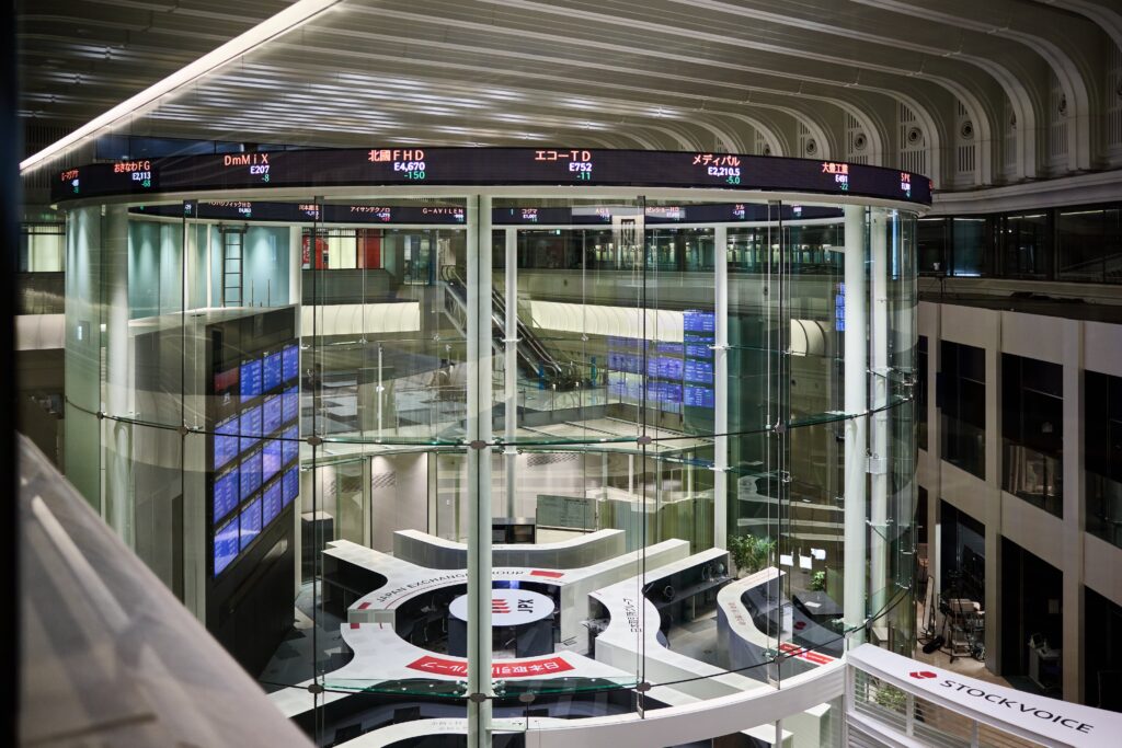 Asian Stocks Tread Water Amid Central Bank Decisions and Deteriorating China-Japan Relations