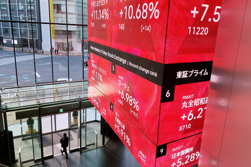 Asian Shares Gain as Japanese Equities Extend Record Run